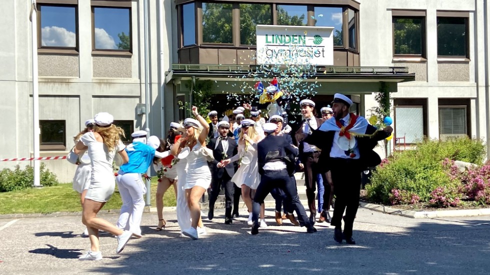 Glada nybakade studenter springer ut från Lindengymnasiet i Katrineholm under lördagen.