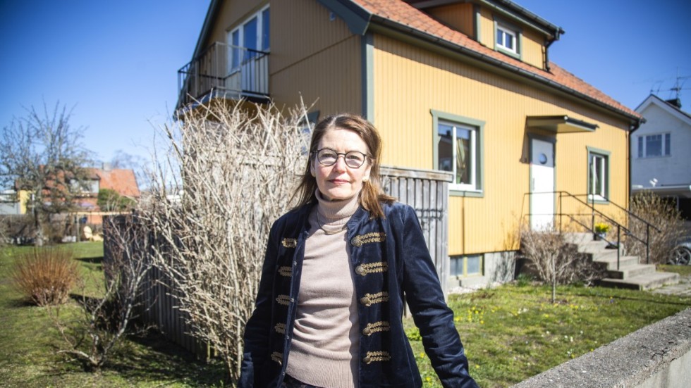 Elisabeth Kalkhäll hemma vid villan i Visby. Efter att ha lämnat jobbet som vd för Gotlandshem ska hon nu vila upp sig ett tag. Vad som händer framöver vet hon inte än.