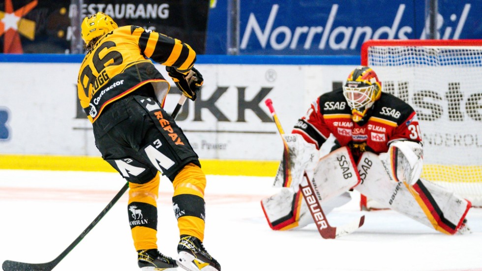 Joel Lassinantti räddade 30 skott – här ett friläge från Rickard Hugg – och blev den stora hjälten i match 2. 