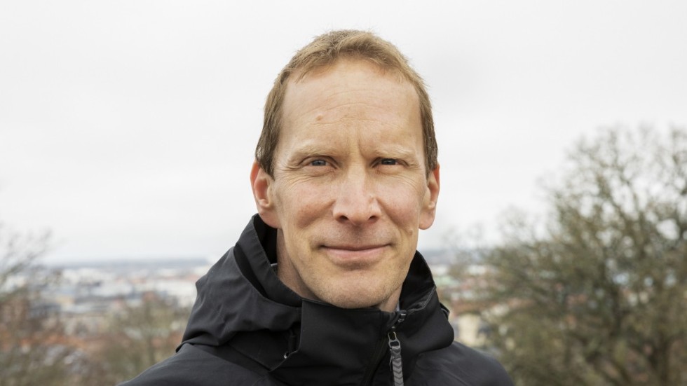 Tomas Stavbom är postiv till beskedet att alla fyra tågspår ska gå genom centrala Knivsta.