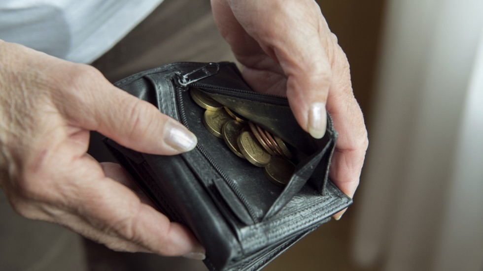 Statistiken är entydig: änkor har ofta utsatt ekonomi. Det krävs fortsatta systemförändringar och utbildning för att dagens 40-åringar inte ska riskera samma utmanande situation när de är 80, menar insändarskribenterna.