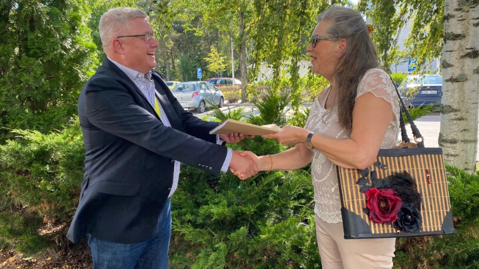 Peter Book har inte den makt han och övriga moderater kommunicerar, menar Anne-Kristin Føsker.
Här Peter Book och Anne-Kristin Føsker i samband med en namninsamlingen för  Bredsandsupproret 2021.
