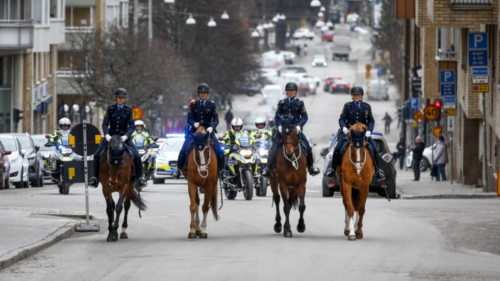 Ridande poliser eskorterade kistan den sista vägen fram till Matteus kyrka.