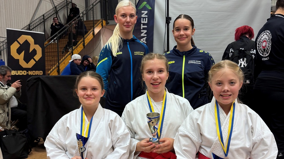 Stående från vänster: Minou Vapper och Leila Karlsson. På knän: Astrid Gustafsson, Evelina Hellfeldt och Enya Lindskog.