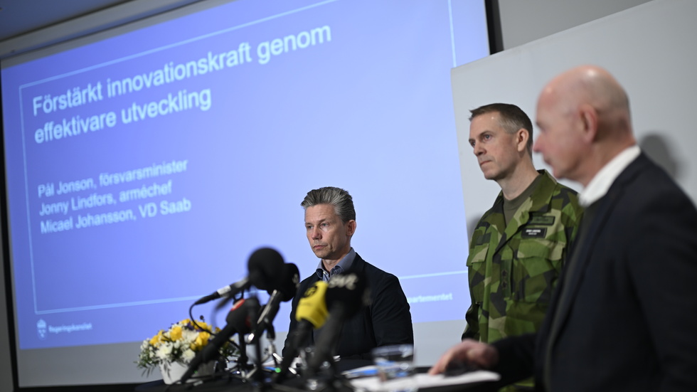 Försvarsminister Pål Jonson, arméchef Jonny Lindfors och Saabs VD Micael Johansson under pressträffen på Folk och försvars rikskonferens i Sälen.