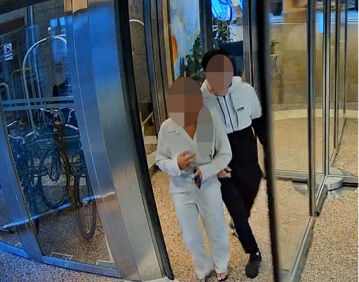 Två av de åtalade fångade på bild när de checkade in på ett hotell dagen innan kidnappningen.  