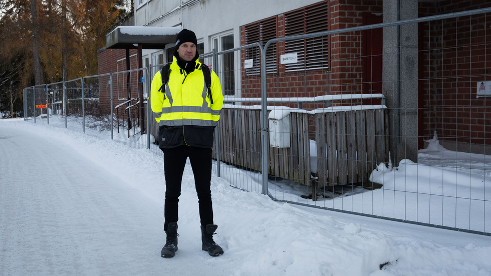 Fastigheten har stängslats in men det har inte stoppat dem som vill ta sig in.