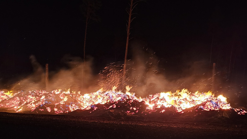 Bild från nattens brand i en rishög vid Hyttan, Julita.