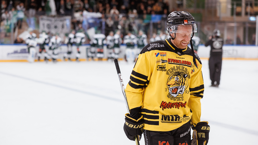 En bild som egentligen säger allt. Vimmerbys Jakob Karlsson deppar efter förlusten mot Tingsryd med 1-2. En alldeles för svag start på matchen föllde VH som får en ny chans redan på lördagskvällen då Östersund kommer på besök.