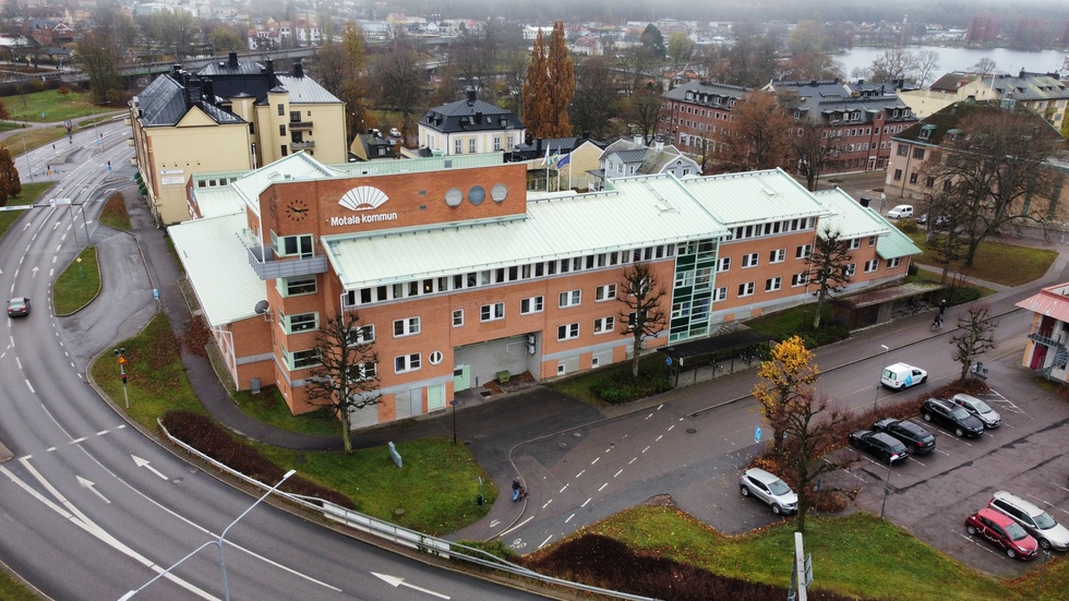 Två grupperingar hamnade i bråk nära Motala kommunhus. Polisen larmades till platsen under natten mot söndag.
