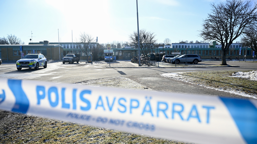 En vecka efter skolskjutningen på Risbergska skolan i Örebro är området fortfarande avspärrat.