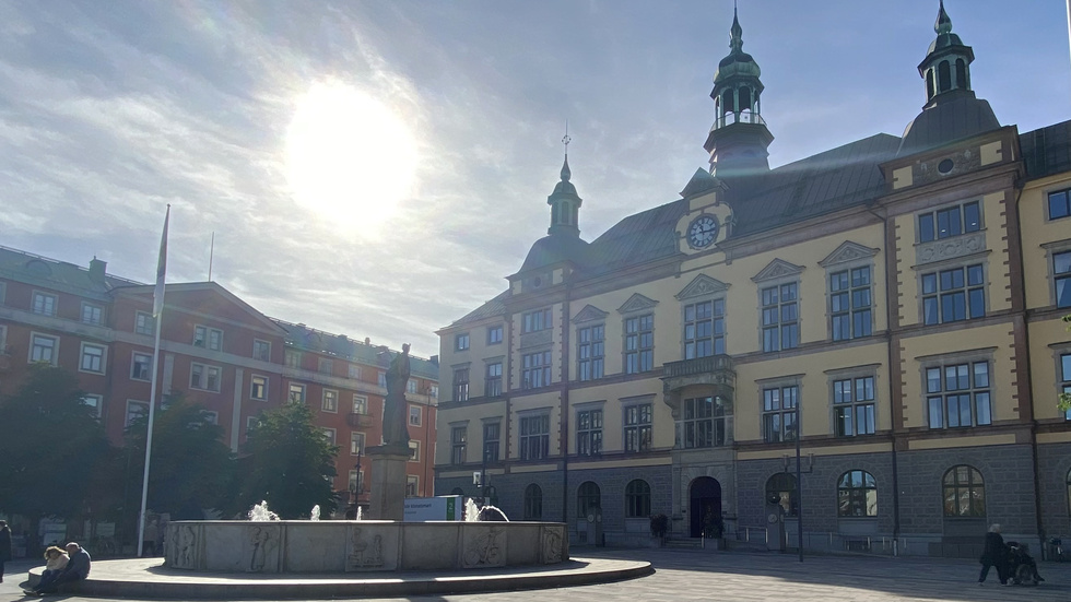 Den brottsdömda chefen har nu fått sluta sin tjänst på Eskilstuna kommun.