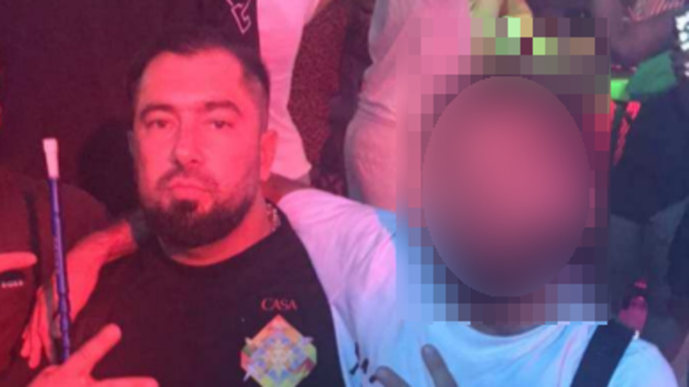 På en bild från förundersökningen syns 20-åringen från Eskilstuna posera tillsammans med Foxtrot-ledaren Rawa Majid.