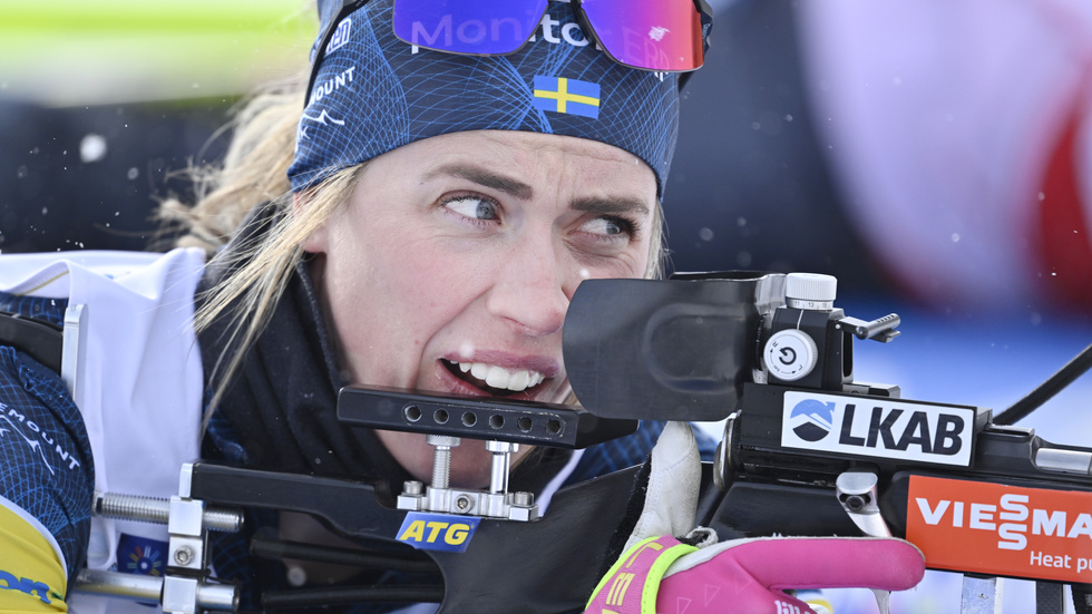 Elvira Öberg (bilden) och övriga svenska skidskyttar (utom Ella Halvarsson) får sig en känga av "Skidskytteintresserade".