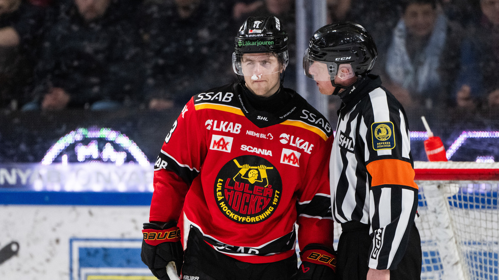 Sellgren fick en klubba i ansiktet och blödde näsblod. Domarna valde dock att vifta bort en eventuell Rögleutvisning. "Röglespelaren ramlar och svingar upp klubban. Domarna tyckte det var en kampsituation men jag vet inte hur mycket kampsituation det är om inte pucken är där", säger Sellgren om situationen.