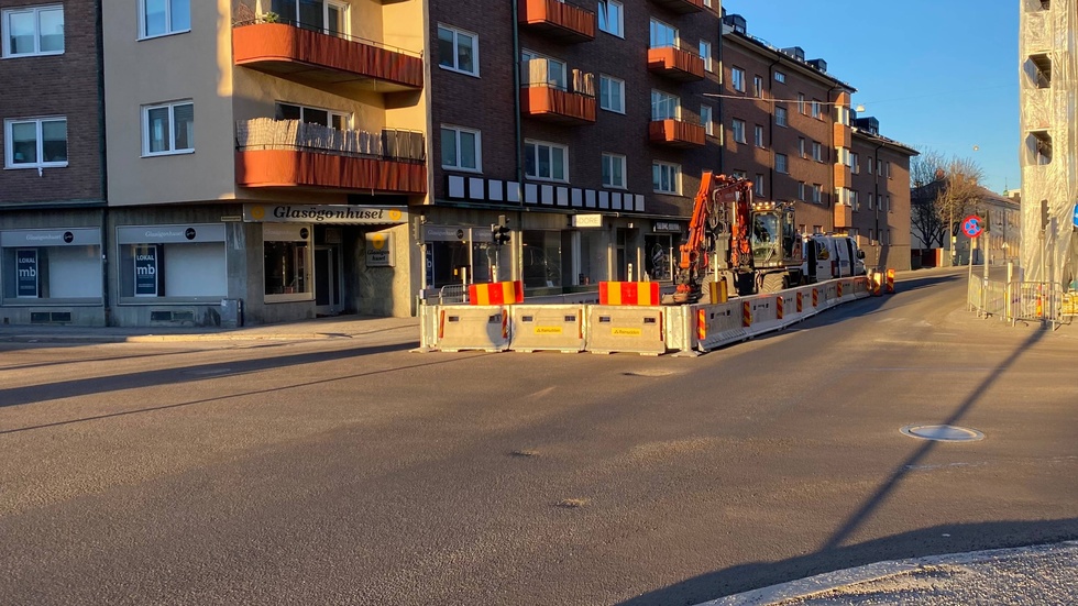 Det går fortfarande att passera på båda sidor av vägen.