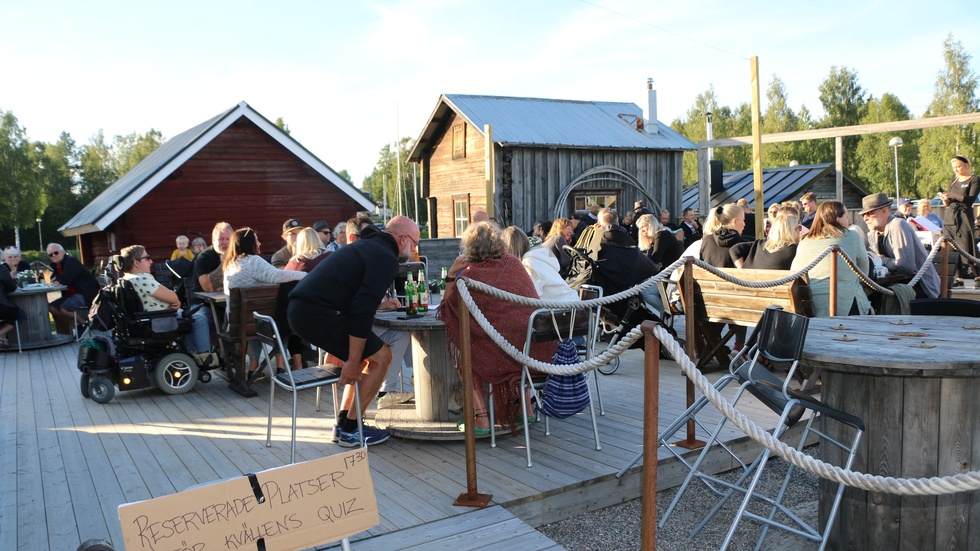Kommunen förbjöd Beas rökeri och hamncafé att sälja sik. Nu har man löst det men är kritisk till kommunens höga kontrollavgift. (Arkivbild)