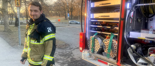 Brand i träd vid skola – räddningstjänsten använde vattenkannor