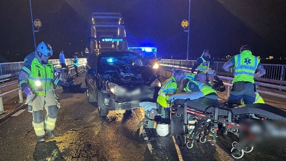 MC-föraren fick livshotande skador i krocken, föraren av bilen bröt näsan och fick en fraktur i väggen av höger ögonhåla. Nu döms MC-föraren för grov vårdslöshet i trafik.