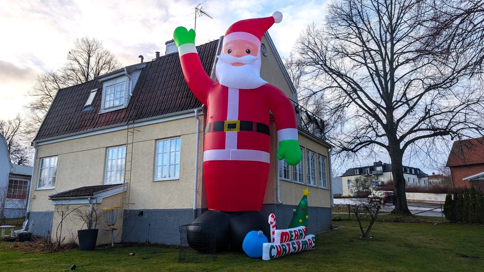 Jättetomten på Sjögrensgatan i Västervik sattes upp i smyg, nu saknas den av grannarna när den inte är där.