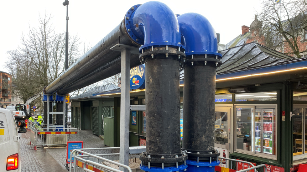 Här och var har det ploppat upp märkliga rör runt om i centrala Uppsala.
