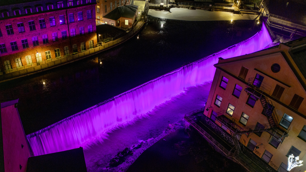 Vattenfallet i Industrilandskapet lyser rosa under torsdag och fredag för att hedra de som drabbades vid dödsskjutningen i Örebro.