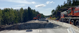 Därför har man grävt en jättegrop på E22