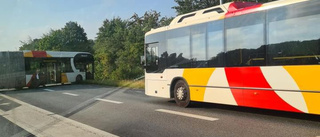 Buss fastnade på tvären – stoppade trafiken 