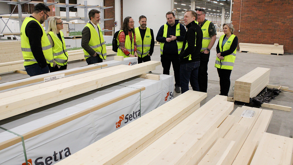 S-politiker från riksdagen och kommunen fick en rejäl rundvandring i Fasadglas fabrik i tisdags förra veckan.