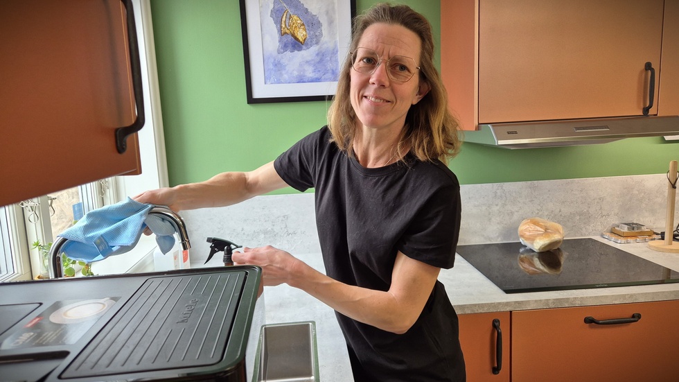 Sara Pettersson har jobbat med städning under olika perioder av livet. I botten är hon utbildad livsmedelsagronom, har jobbat på Semper med produktutveckling och som livsmedelsinspektör på Vimmerby kommun. Extrajobbet på lokal restaurang släpper hon inte.