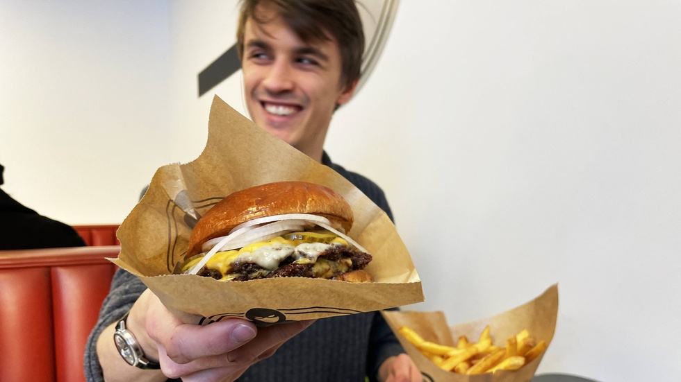 Oscar testar hamburgare på Smashat.