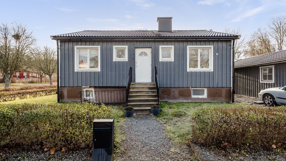 Villan beskrivs av mäklaren som ett inflyttningsklart hem för barnfamiljer eller par som söker något mindre.