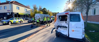 Bil påkörd bakifrån på Vasavägen – man förd till sjukhus