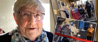 Nanny, 98, rullade hela vägen in i mål i solen och till publikens jubel • Se rollator-racet  