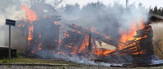 Brand i både skog och byggnader