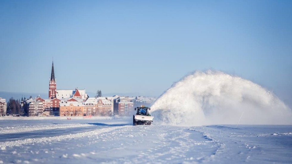 Kultur- och f ritidsförvaltningen har investerat i en ny snöslunga som pallar även blöt snö och vatten vilket i slutändan ska öka tillgängligheten på isbanan ytterligare. Snöslungan på bilden är av en annan typ.
