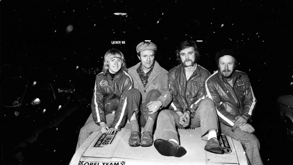 Segrarna 1973. Arne och Sören Käll (i mitten) gratuleras av tävlingens tvåa, Barbro och Lennart Bromark efter den överraskande segern i en snöig Roslagsvals för 42 år sedan.