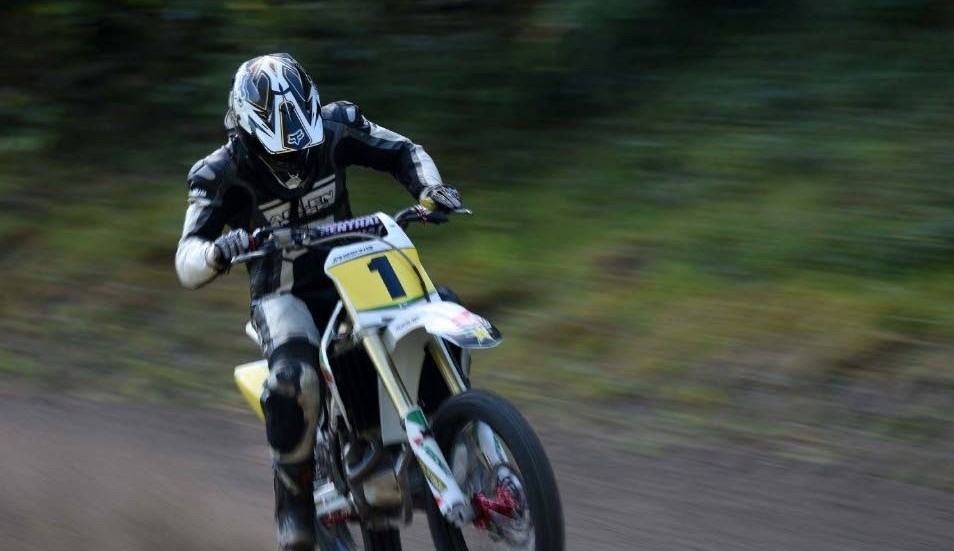 Göta MS-föraren Daniel Jansson gasar uppför backen i en tidigare tävling. Nu upprepade han bedriften som han klarat fyra gånger tidigare och tog ett nytt SM-guld.