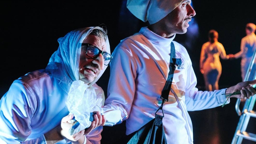 Jonas Österberg Nilsson och Robin Keller i ”Cyrano”. I bakgrunden syns Frida Österberg och Simon Reithner.