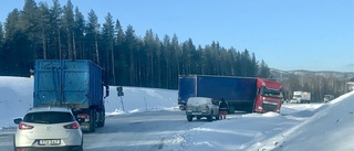 Lastbil blockerar delar av körfält på väg 373