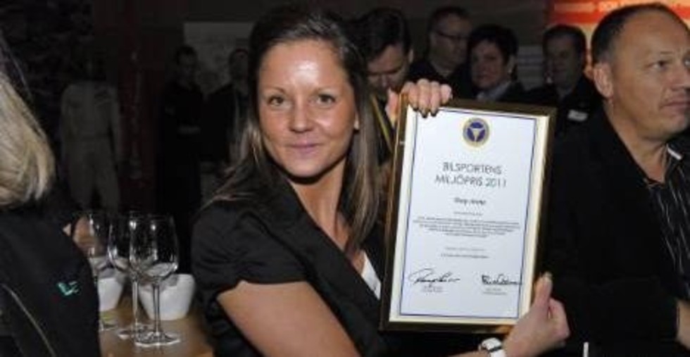 Emelie Carlswärd med färskt miljöprisdiplom. Leif Andréasson skymtar till höger.