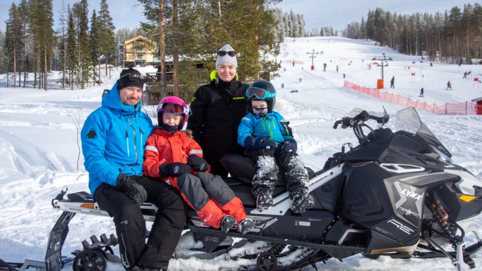 Familjen Kihnman har flyttat till Luleå från Stockholm och gör sånt som luleåbor gör – drar till Kåbdalis för att åka skidor på sportlovet. Från vänster: Jim, Freja, Caroline och Isak.