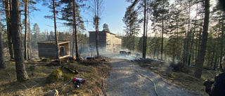 Räddningstjänsten efter skogsbranden: "Det är mycket torrt i fjolårsgräset – så det är lättantändligt"