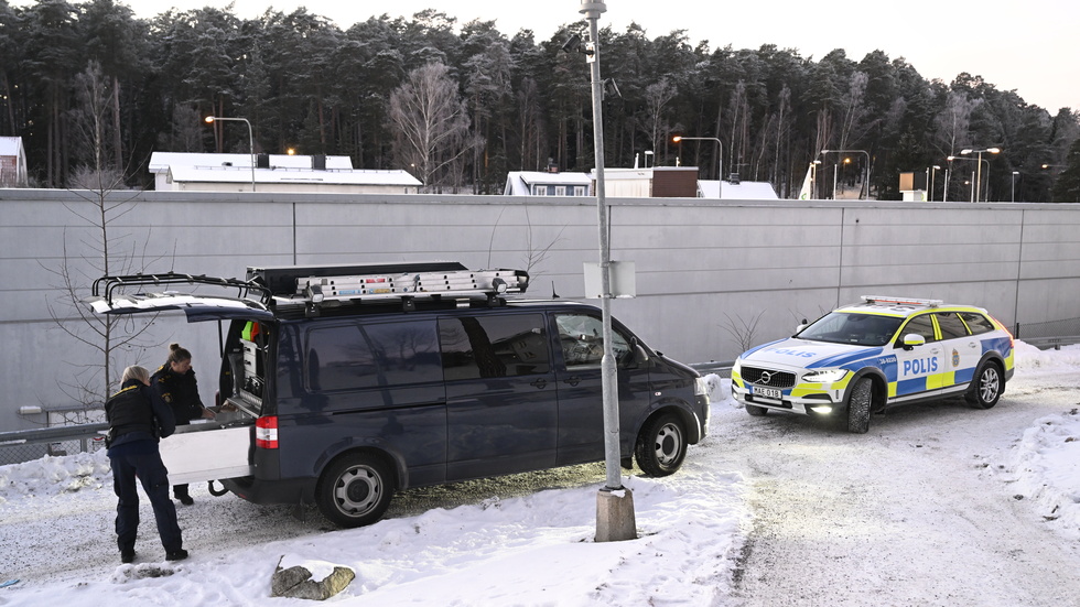 Polis på plats efter det misstänkta mordet i Södertälje den 8 januari.