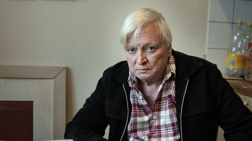 Stig Larsson (född 1955) debuterade 1979 med romanen "Autisterna". Han har förutom att skriva romaner även varit verksam som poet, dramatiker, regissör, filmskapare och kritiker. Senast gav han 2017 ut boken "Folk på ön".