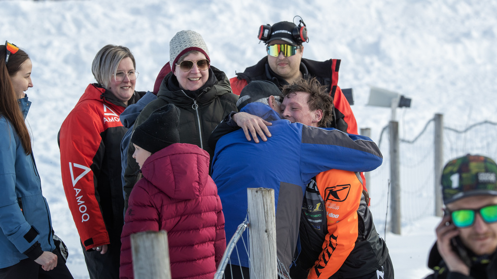 Det var en lycklig Emil Hansson som äntligen fick sitt SM-guld