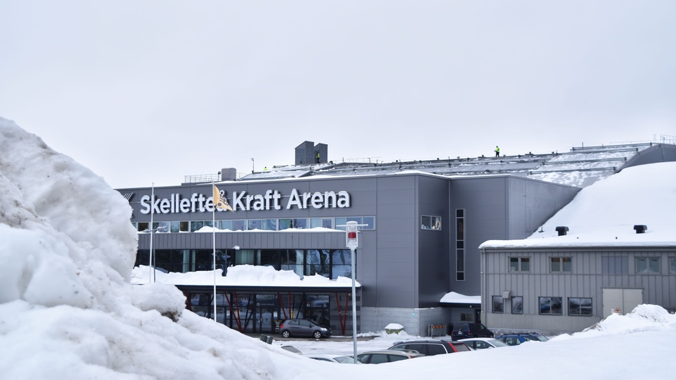 Det är det bågformade taket som ställer till det för kommunen när det kommer till snöröjning på arenan.