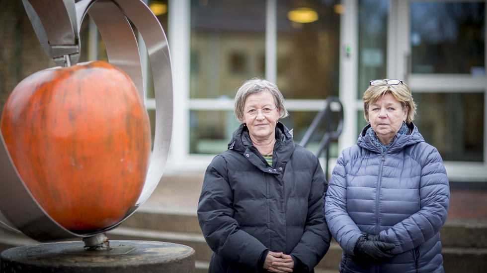 Lärarna Anita Eriksson och Ann-Sofie Blom på Åsa folkhögskola protesterar mot att antalet kursdeltagare som avvisas har ökat drastiskt den senaste tiden.