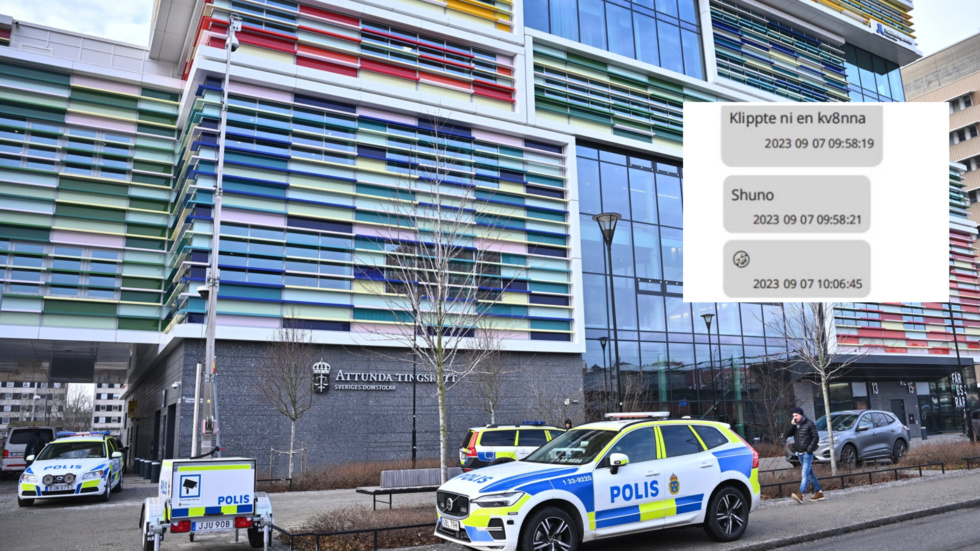 Polisuppbåd utanför Attunda tingsrätt, där rättegången efter Uppsalamordet inleddes på måndagen. Inklippt sms, som ska ha skickats från den 22-årige katrineholmaren till 15-åringen, efter mordet. 