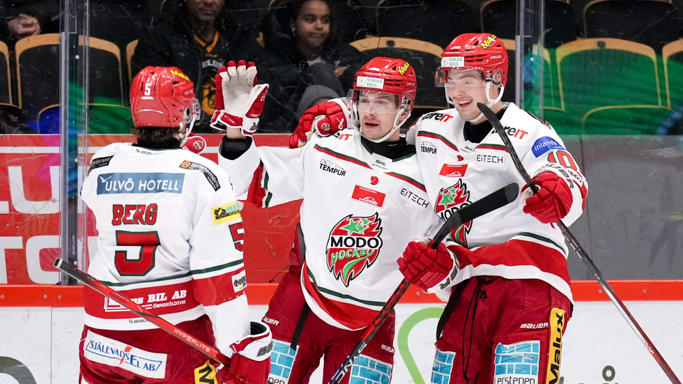 Adam Pettersson klappas om efter att han gett Modo ledningen mot Skellefteå AIK.